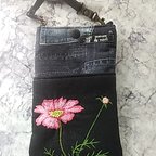 作品コスモスの手刺繍のスマホショルダー