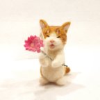 作品羊毛フェルトの猫　花束を持つ茶トラ白猫