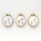 作品手刺繍チャーム/ブローチ「淡色のお花」3種