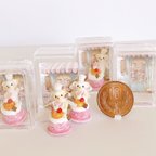 作品（送料無料）テディベア🐻シェフのデコレーションケーキ（ケース付き）　　　　ミニチュアスイーツ　ミニチュアドールハウス