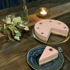 作品『健幸・生ケーキ』苺とビーツの3層のレアチーズタルト風（ローケーキ）