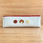 作品ひとくちパンの手刺繍ペンケース（しろ）