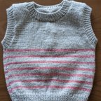 作品グレー＆ピンクのメリノウール毛糸で編んだキッズベスト