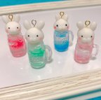 作品ドリンクジャーにすっぽりうさぎのストラップ🐰🍹