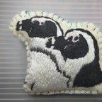 作品フンボルトペンギンの刺繍ブローチ