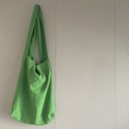 作品緑　斜め掛けバッグ　夏　容量大　軽い　シンプル　ナチュラル　ショルダーバッグ　通学　おさんぽ　一泊　アボカド色