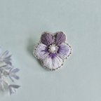 作品ビオラ 刺繍 ブローチ  (紫×薄紫×白)