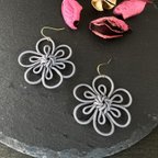 作品【受注制作品】大きなお花の揺れるピアス＊鼠灰色