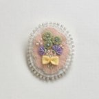 作品フェルトと刺繍とビーズのブローチ「ブーケ・ホワイト」