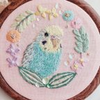 作品【受注生産】『インコ刺繍🕊‎𓂃 𓈒𓏸草花とインコの刺繍フレーム』Bird embroidery frame.