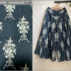 作品*kotohaハンドメイド* YUWA ローズブーケ 紺色シーチング タック切り替えワイドパンツ