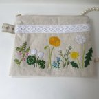 作品春の野の花の刺繍のフラットポーチ