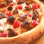 作品【天然酵母ピザ】 自家製生ソーセージとミニトマトのトマトソースピザ　２０ｃｍ