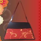 作品DANDANトライアングルショルダーバッグ・シルク(赤花柄＆黒)／DANDAN triangle shoulder bag・Silk(Red floral pattern & Black)