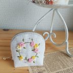 作品お花の刺繍 三角ポーチ9 ｢フラワーリース｣