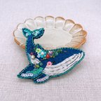 作品背中がお花畑のくじら刺繍ブローチ