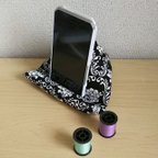 作品バラ柄のモノトーン三角スマホスタンド