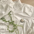 作品ふっくらお花の刺繍ブローチ🌼カン付きオフホワイト