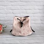 作品くすみピンクのマーガレット刺繍生地巾着バッグ◇サイドから見えるアーモンド底が可愛いいぷっくり巾着ポシェット