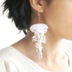 作品【２週間待ち】クラゲのピアス（イヤリング）［ White / 片耳用 ] ｜大ぶり　結婚式　揺れる