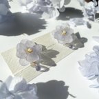 作品紫陽花とチェコガラスのイヤリング　くすみブルー