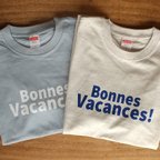 作品 BONNES VACANCES! フランス語 ロゴTシャツ 【アシッドブルー】【オートミール】