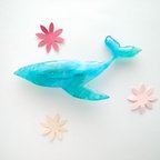 作品クジラの夢色ブローチ（ザトウクジラ）