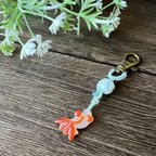 作品縁起の良いめのう金魚キーホルダー:スカイブルー - Carnelian Goldfish Keychain