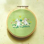 作品【刺繍】緑色の生地にシロツメクサ畑を感じる、刺繍フレーム シロツメクサ畑に住むうさぎさん🐇🍀刺繍枠／刺繍アート／シロツメクサ／うさぎモチーフ／お花刺繍／動物刺繍／送料無料／無料ラッピング