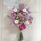 作品バラと彩り小花のピンク系ドライフラワースワッグ 花束 ブーケ
