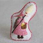 作品花籠と魔女さんのころころ手刺繍ブローチ：ピンク