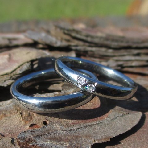 【金属アレルギー対応】ダイヤモンドを２つ彫り留め・ハフニウムの結婚指輪