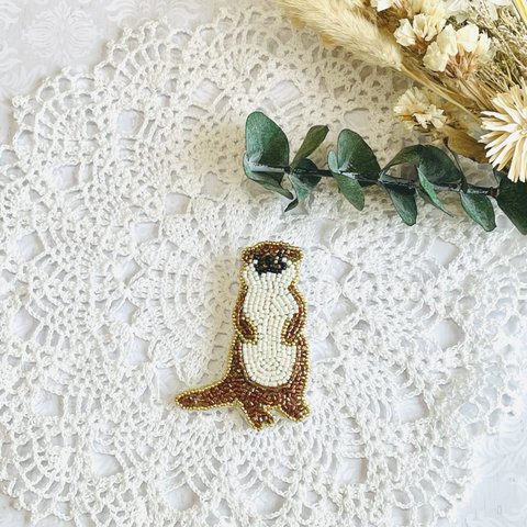 ビーズ刺繍のブローチ・カワウソ