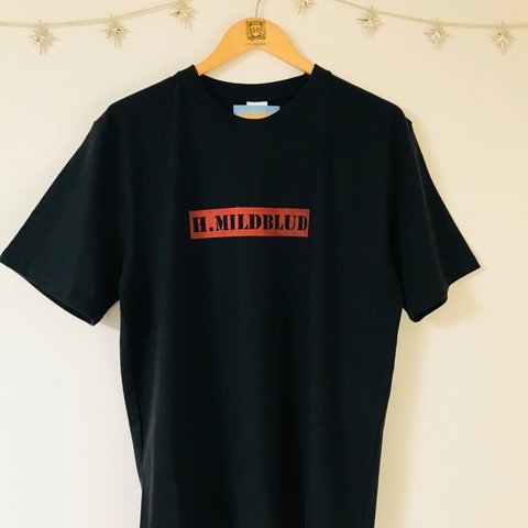 L・ボックスロゴTシャツ（ブラック×赤）