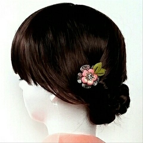 桃色のお花のキラキラ髪飾り　つまみ細工