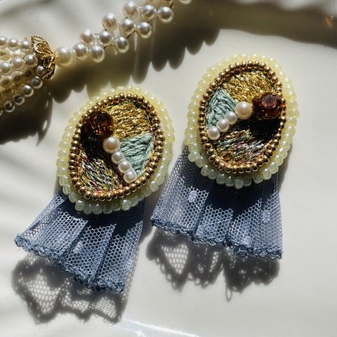 キラキラの刺繍とビジューが可愛いワッペンみたいなイヤリング／ピアス(ブルー)