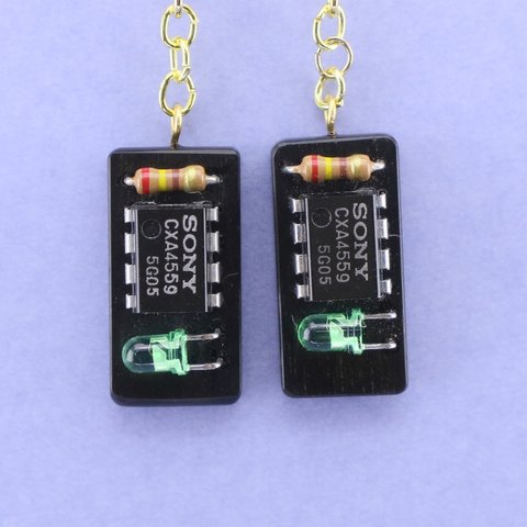 E180 ピアス・黒檀・電子部品（抵抗・IC・LED）