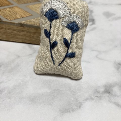 ほっこり雑貨　ふわふわ綿入り　北欧お花の刺繍ブローチ