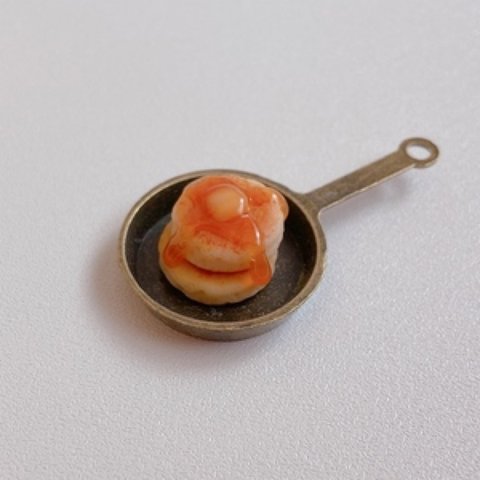 【受注製作】フライパンチャームにのったパンケーキ🥞