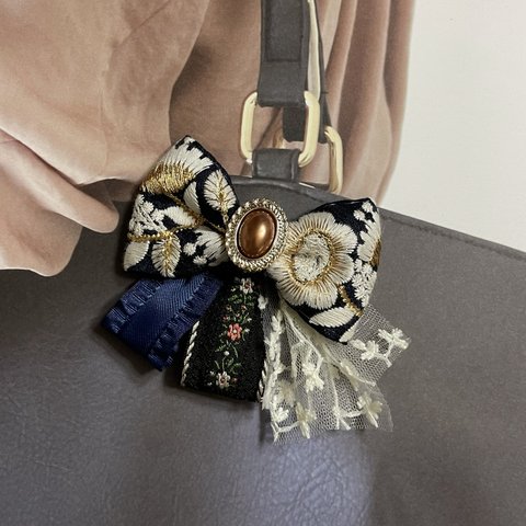 【リボンNO.211】RibbonDressシリーズ ヘアアクセサリー  刺繍リボン コサージュ ブローチ 入園式 卒業式 大人可愛い 個性的 ネイビー　紺【まる福】