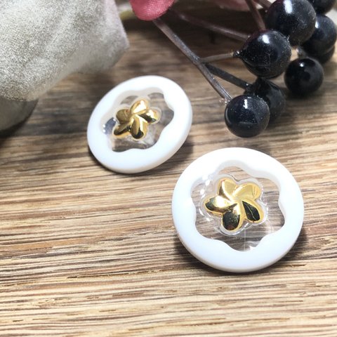 【2ヶ】20mm ヴィンテージプルメリアボタン ホワイト×ゴールド