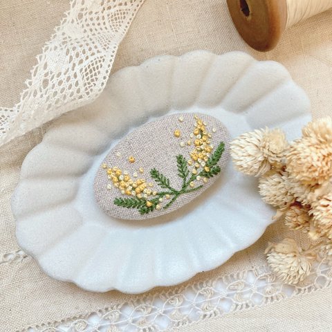 ミモザの刺繍パッチンピン