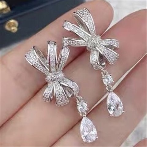 リンボ ビジューピアス /樹脂イヤリング／樹脂ピアス ドロップ 高品質 お呼ばれ 結婚式 ブライダル