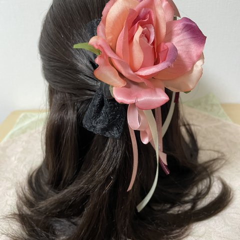 コーラルピンクの薔薇とリボンのヘアクリップ