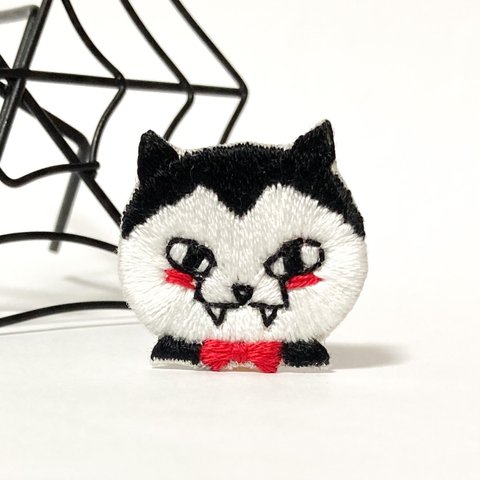 にゃんこドラキュラの刺繍ピンブローチ or ヘアゴム ハロウィン ハンドメイド