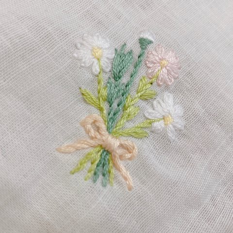 お花の刺繍スタイ💐【マーガレット】