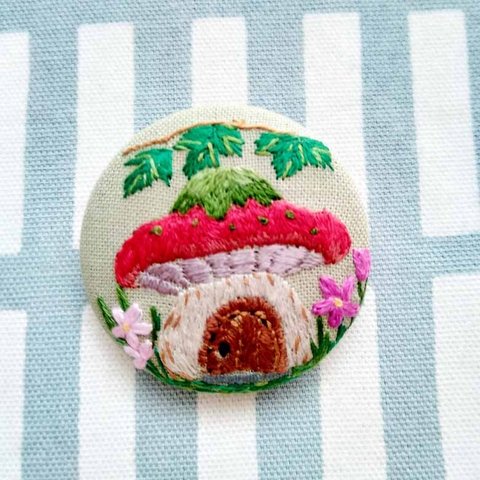 刺繍ブローチ◆きのこハウス◆くるみボタン