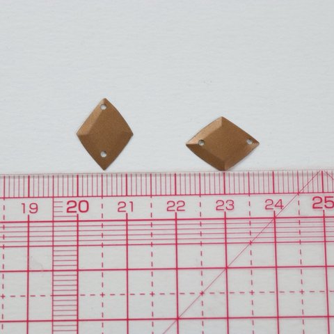 品番:SF-ダイヤアンティークブラウン 12×15mm 1点約3グラム スパンコール 立体 