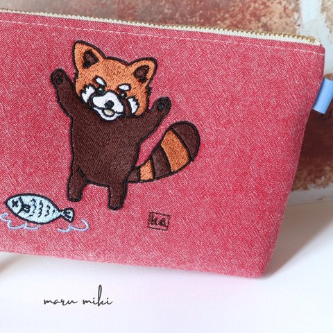 【レッサーパンダ、サカナを威嚇する】の刺繍　Mサイズポーチ 