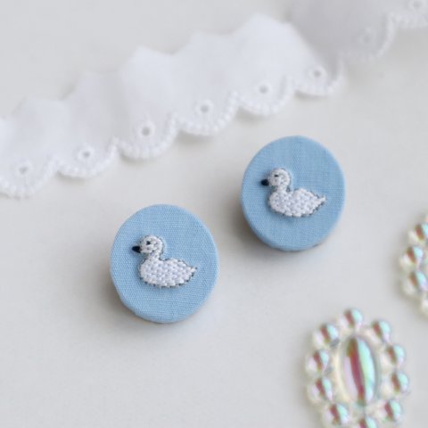 白鳥の赤ちゃん／刺繍のプチブローチ